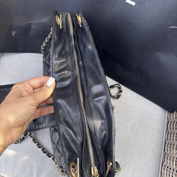 Authentic CHANEL 24k black quilted lambskin charm bag vintage circa 1989 - Picture 5 of 12